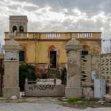 Adiacente a questi immobili due robuste colonne prive di cancello danno accesso alla prima delle ville antiche dell�area: una dimora di colore ocra, costruita nella prima met� del 900 ma con adattamenti successivi

